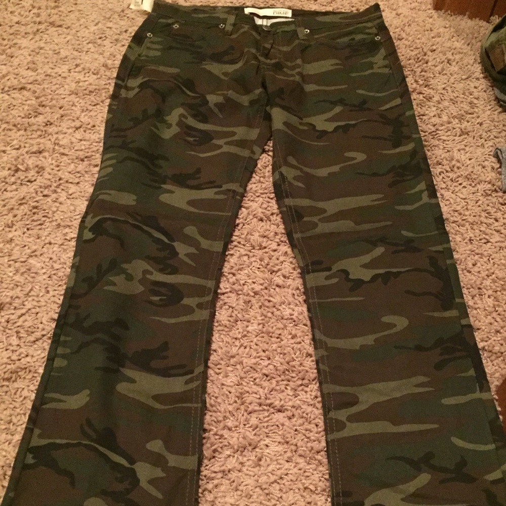NWOT camo slim fit pant